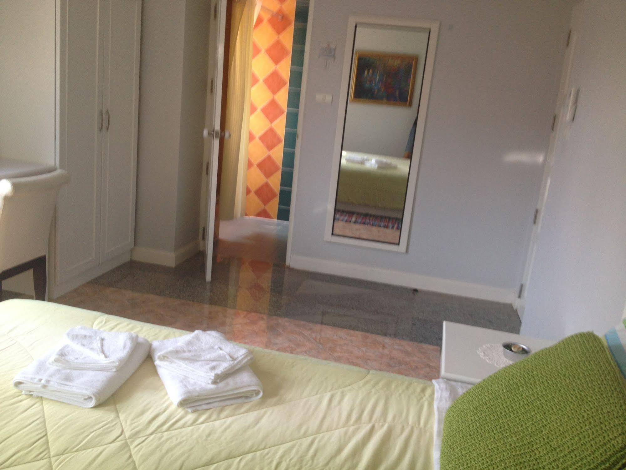 Yiasu Bed And Breakfast Патая Екстериор снимка